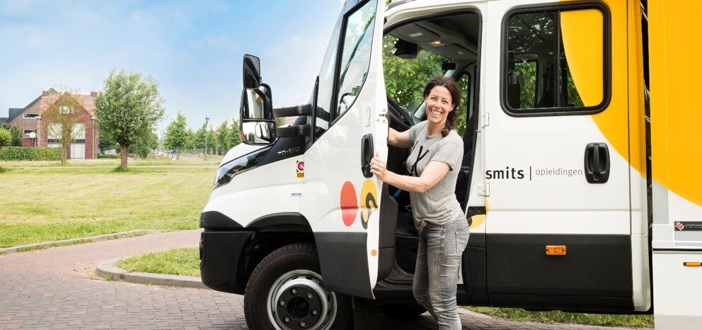 Elize bij een camper met de deur open