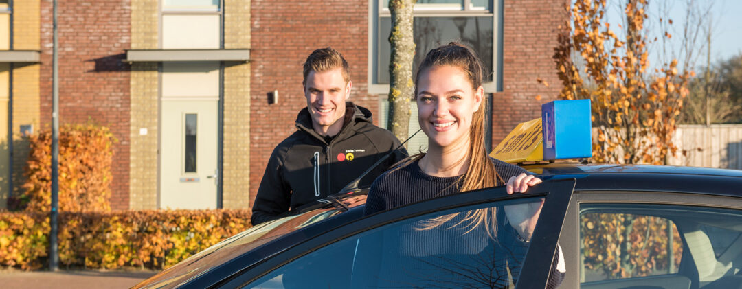 Instructeur en leerling van Smits Opleidingen met de lesauto