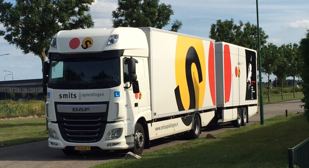 CE vrachtwagen van Smits Opleidingen rijdend op de weg