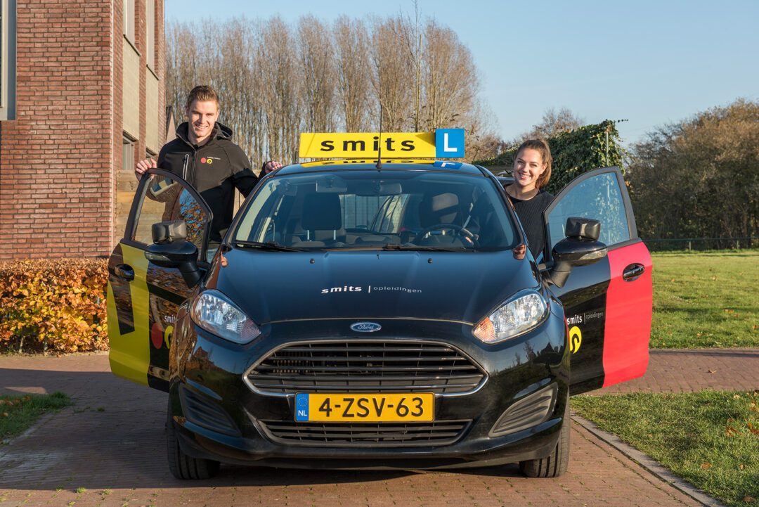 Instructeur en leerling van Smits Opleidingen met de lesauto