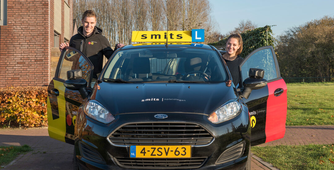 Instructeur en leerling van Smits Opleidingen met de lesauto