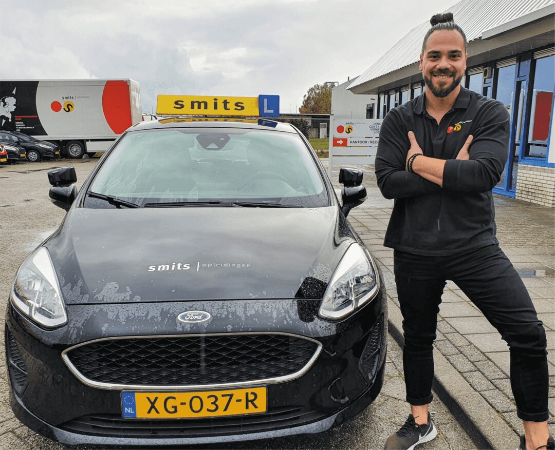 Onze instructeur Ibrahim "Ibi"bij de lesauto