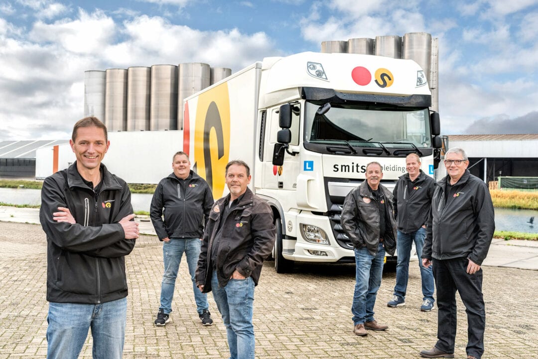 Vrachtwageninstructeurs van Smits Opleidingen bij een lesvoertuig