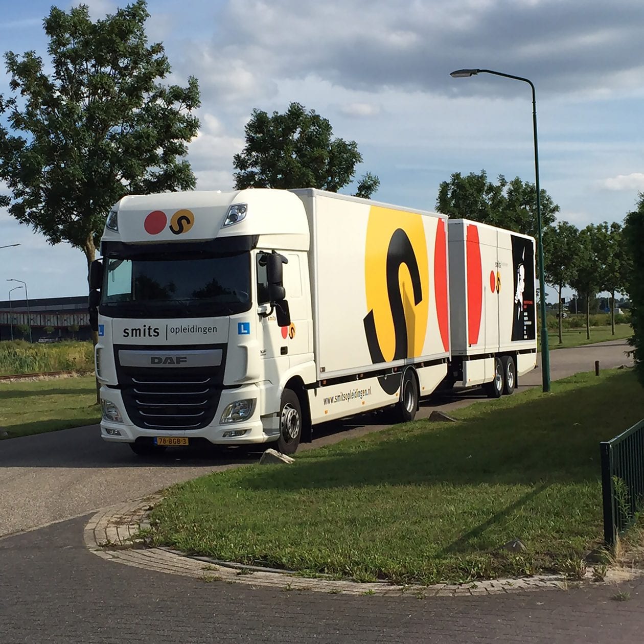 CE vrachtwagen van Smits Opleidingen rijdend op de weg