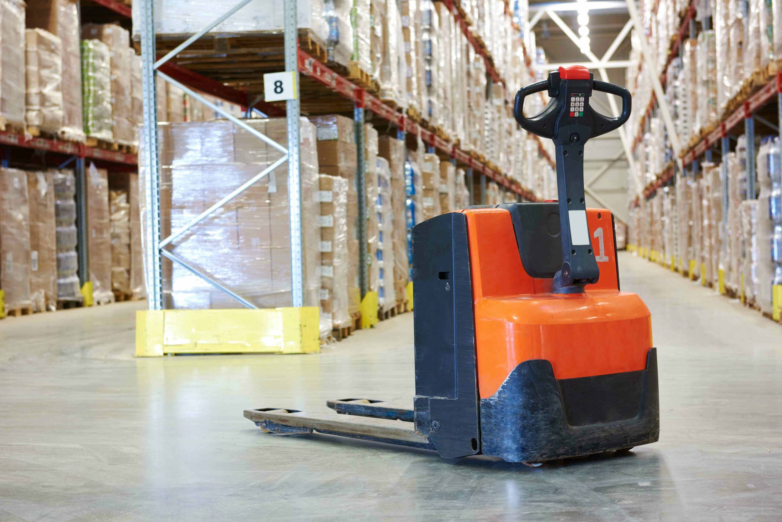 Een elektrische pallettruck in een warenhuis