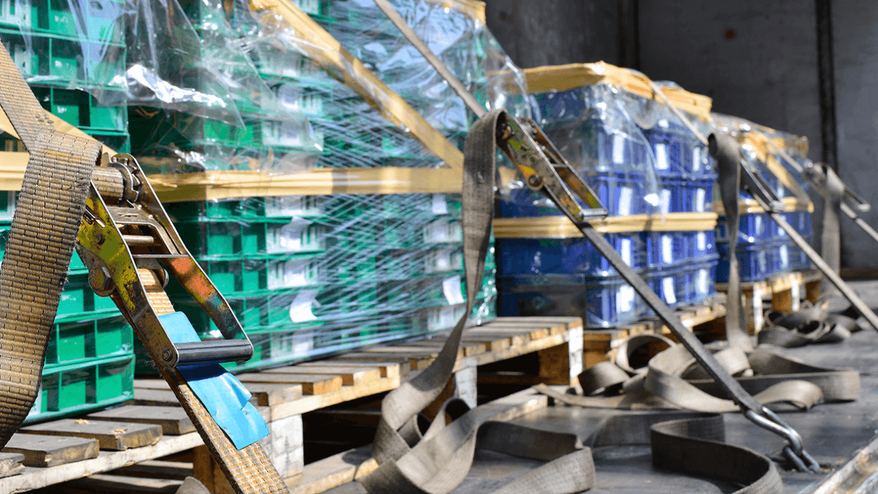 Gezekerde lading achterin een vrachtwagen