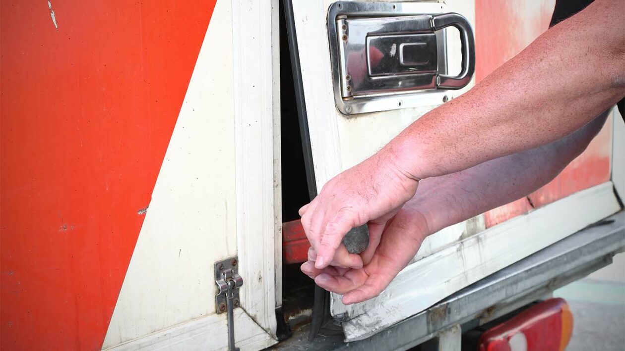 Inbraak in een vrachtwagen laadbak