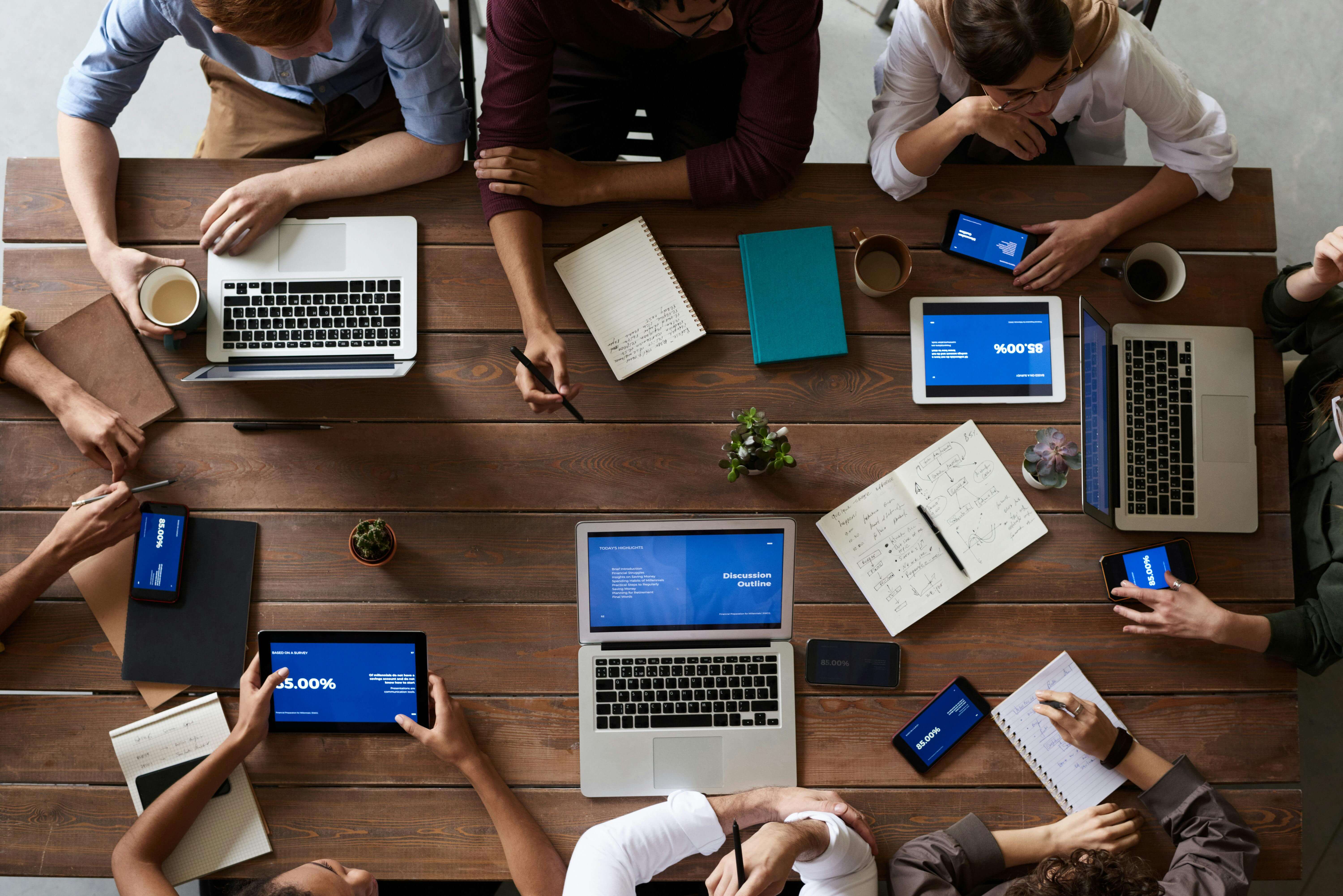 Laptops met informatie op een bureau in een cirkel